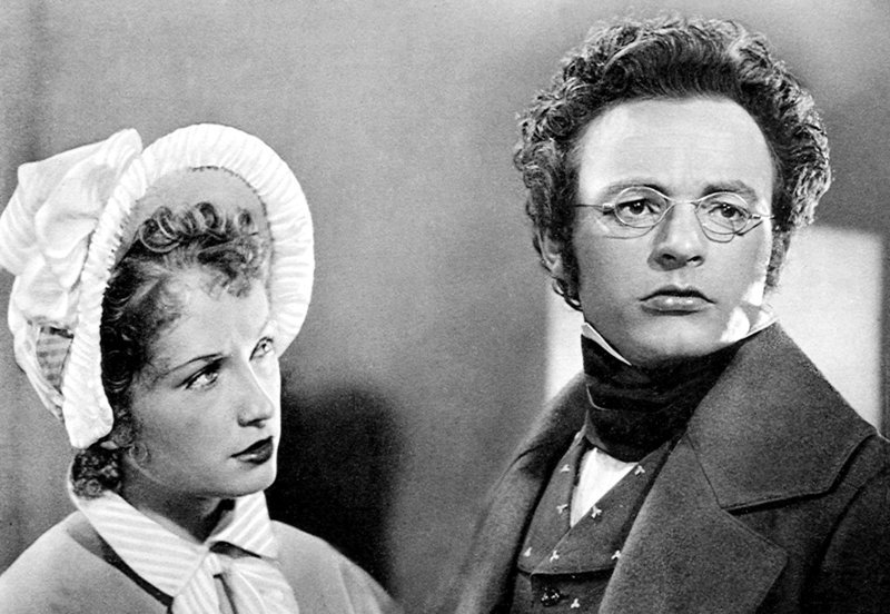 Therese Grob (Aglaja Schmid) und Franz Schubert (Heinrich Schweiger) verbindet eine innige Beziehung. – Bild: 3sat