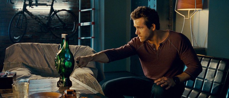 Ausgerechnet den draufgängerischen Hal Jordan (Ryan Reynolds) sucht sich die mächtige grüne Kraft des Willens als Nachfolger für einen sterbenden Wächter des Universums aus. Doch schon bei den ersten Trainingsstunden merkt Hal, dass er vielleicht doch nicht so mutig und furchtlos ist, wie er immer dachte… – Bild: Puls 4 Ausgerechnet den draufgängerischen Hal Jordan (Ryan Reynolds) sucht sich die mächtige grüne Kraft des Willens als Nachfolger für einen sterbenden Wächter des Universums aus. Doch schon bei den ersten Trainingsstunden merkt Hal, dass er vielleicht doch nicht so mutig und furchtlos ist, wie er immer dachte… – Bild: Puls 4