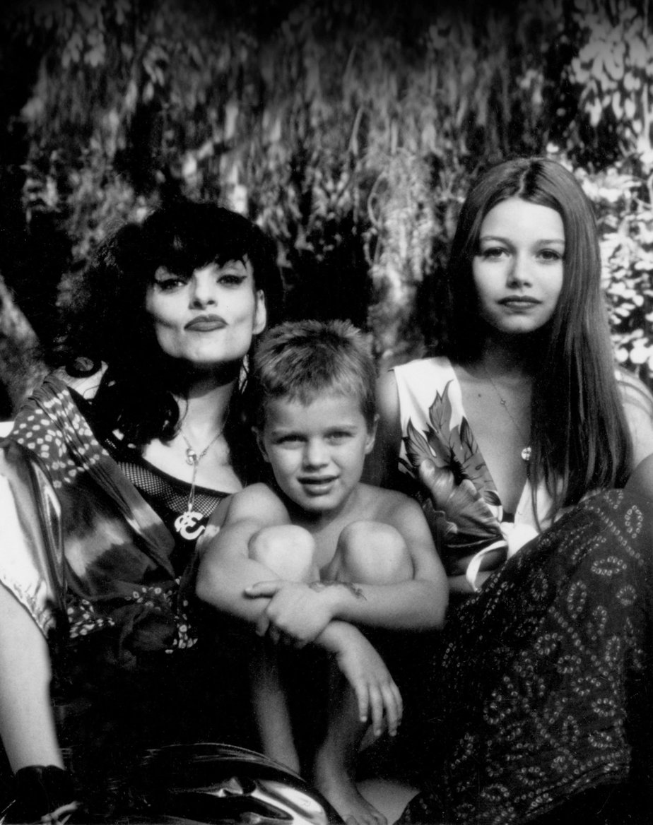 Nina Hagen mit Tochter Cosma und Sohn Otis. – Bild: ORF