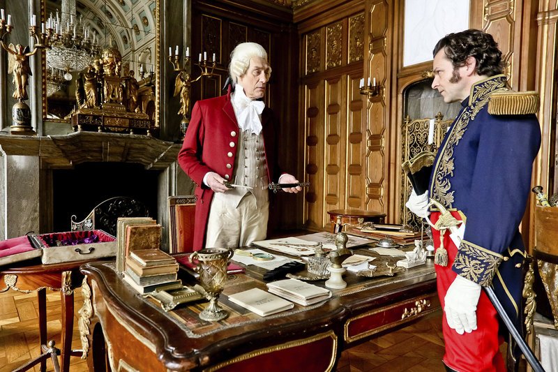 v.l.: Der Schauspieler Winfried Glatzeder in seiner Rolle als Friedrich August und Jörg Pintsch in seiner Rolle als Ferdinand von Funck. – Bild: ZDF und MDR/​Andreas Lander