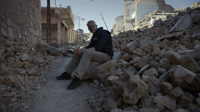 Picture shows: TOM HOLLAND exploring the ruined streets of Sinjar, Iraq – Bild: ZDF und Screen Grab