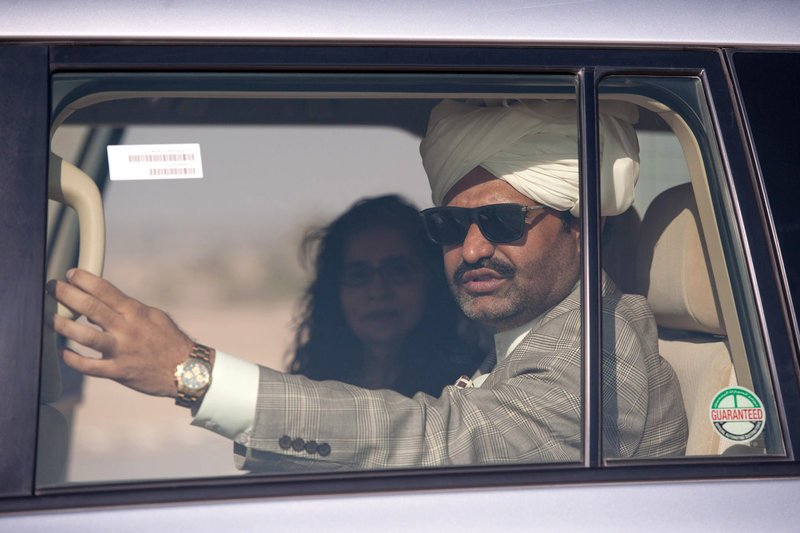 Sabiha Sumar (hinten) begleitet den Clan-Chef Sardar Ali Gohar Khan Mahar (vorne) bei einem Jagdausflug. – Bild: ZDF / © Zeeshan Haider Sabiha Sumar (hinten) begleitet den Clan-Chef Sardar Ali Gohar Khan Mahar (vorne) bei einem Jagdausflug. – Bild: ZDF / © Zeeshan Haider