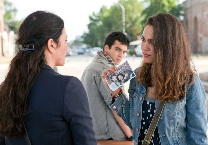 Laura (Nilam Farooq) und Luis (Jan Jacobsen) konfrontieren Katharina (Christine Neubauer, li.) mit einem Foto, dass Lauras Vater zeigen könnte. – Bild: ORF