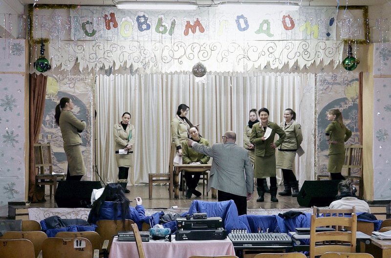 Am Neujahrsabend ist die Gefängnisbühne dekoriert – mit Girlanden und Schneeflocken, die die Gefangenen selbst hergestellt haben. – Bild: MDR /​ © Taskowski Film/​Alexander Moroz