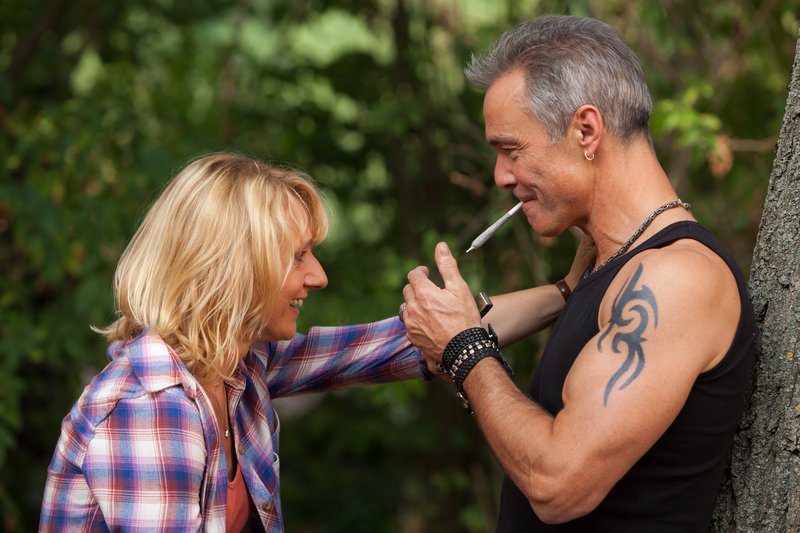 Caro (Christina Große) lässt die Sau raus, Mike (Hannes Jaenicke) ist begeistert. – Bild: ZDF und Conny Klein