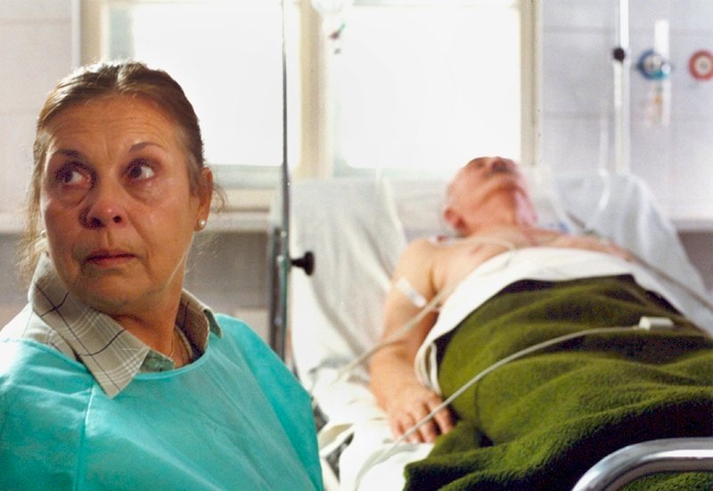 Elsa (Ursula Karusseit) kann es nicht glauben: kaum dass sie ihrer Jugendliebe wieder begegnet ist, wird Joachim (Ryszard Sobolewski) mit einem Herzinfarkt in die Klinik eingeliefert. – Bild: MDR/​Wojciech Szarlinski