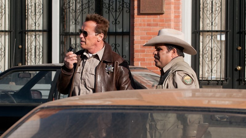 Sheriff Ray Owens (Arnold Schwarzenegger, li.) und Giggie (Luis Guzmán)Sheriff Ray Owens (Arnold Schwarzenegger, li.) und Giggie (Luis Guzmán) – Bild: RTL Zwei Sheriff Ray Owens (Arnold Schwarzenegger, li.) und Giggie (Luis Guzmán)Sheriff Ray Owens (Arnold Schwarzenegger, li.) und Giggie (Luis Guzmán) – Bild: RTL Zwei