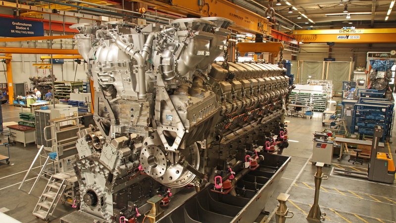 Bildunterschrift: Motoren der Superlative: Antriebe wie dieser kommen beispielsweise in der Öl- und Gasindustrie in schweren Baumaschinen oder Baggern zum Einsatz. – Bild: N24 Doku