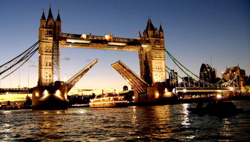 Die „Tower-Bridge“ verbindet die City of London mit Londons Süden – und noch immer heißt es: Schiffe auf der Themse haben Vorrang vor Autoverkehr. – Bild: ZDF und NDR