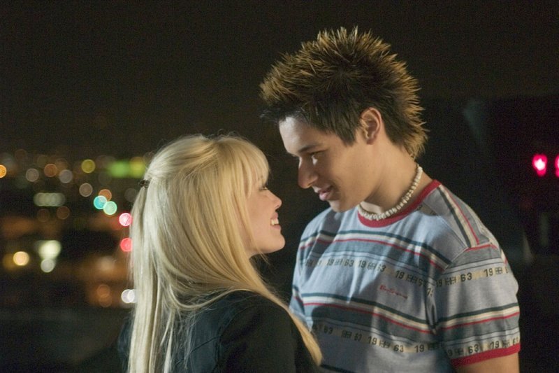 Aus der Freundschaft zwischen Terri (Hilary Duff) und Jay (Oliver James) entwickelt sich bald mehr … – Bild: RTL /​ ©2004 Zade Rosenthal
