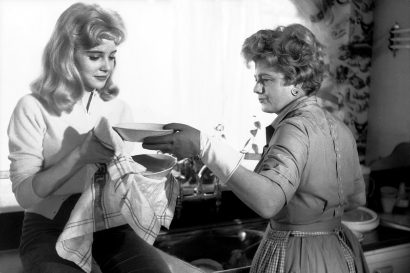 Lolita (Sue Lyon, li.) ist aufmüpfig und frech zu ihrer Mutter (Shelley Winters, re.). Als diese erfährt, dass Humbert sie nur geheiratet hat, um in der Nähe von Lolita zu sein, läuft sie davon und wird überfahren. – Bild: ARTE France /​ © Warner Bros.