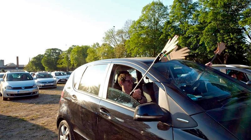 „Kleinkunst im Auto“, damit meint man aktuell in Eschweiler in der Städteregion Aachen nicht etwa die kunstvoll umhäkelte Rolle Klopapier auf der so genannten Hutablage, sondern eine neue Veranstaltungsreihe: Wie in einem Autokino können kleinkunstbegeisterte Zuschauerinnen und Zuschauer verfolgen, was Künstler und Künstlerinnen auf dem Drieschplatz live auf einer Bühne zum Besten geben.
Den Auftakt zu „Kleinkunst im Auto“ machte Jürgen Beckers genannt Hausmann. Auch der Applaus sieht anders aus in Zeiten von Corona. – Bild: WDR