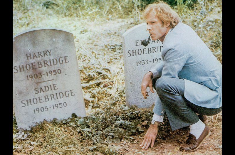 Familiengrab – Bild: 1976 Universal Studios /​ Â©1976 Universal Studios