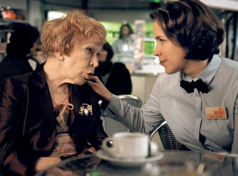 Anna (Bettina Kupfer, rechts) unterhält sich mit der alten Dame (Gisela Trowe), die ihr immer öfter an der Kasse erscheint. – Bild: SWR/​Boris Laewen