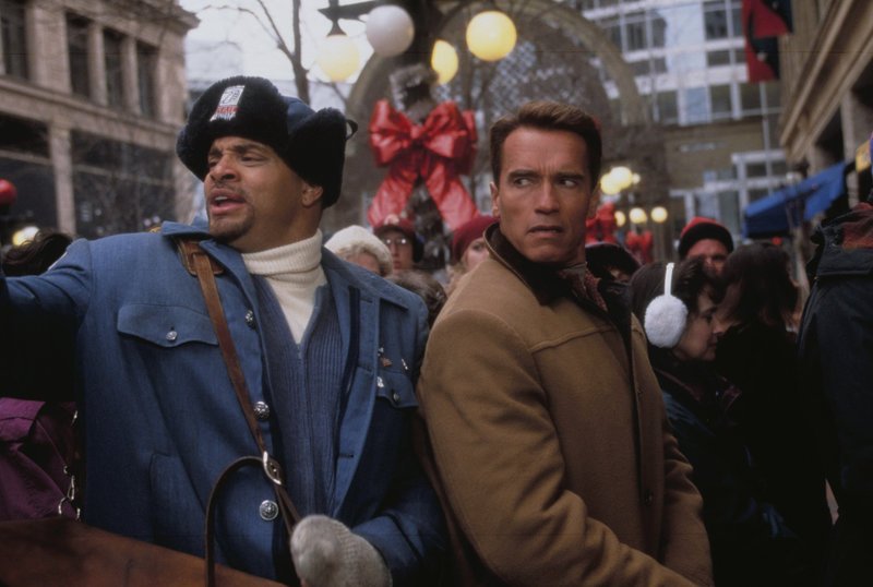 Als Howard Langston (Arnold Schwarzenegger, r.) sich auf den Weg macht, um die Actionfigur „Turbo Man“ für seinen Sohn zu besorgen, stellt er entsetzt fest, dass er nicht der einzige Vater ist … – Bild: Puls 8 Als Howard Langston (Arnold Schwarzenegger, r.) sich auf den Weg macht, um die Actionfigur „Turbo Man“ für seinen Sohn zu besorgen, stellt er entsetzt fest, dass er nicht der einzige Vater ist … – Bild: Puls 8