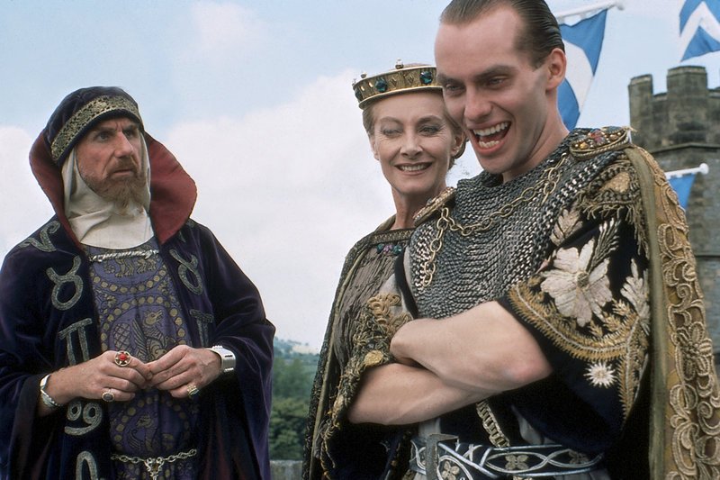Merlin (René Auberjonois), Morgana (Jean Marsh) und König Arthurs Neffe Mordred (Hugo E. Blick) bilden ein hinterhältiges Trio. – Bild: ZDF und Róbert Szabó
