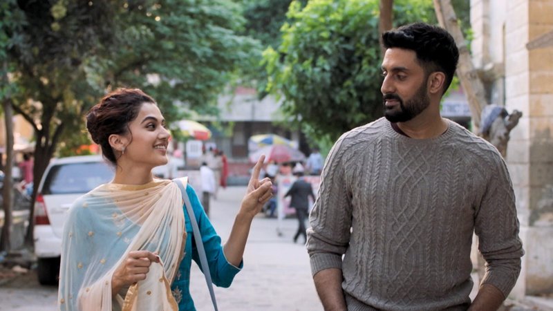 Rumi (Taapsee Pannu, li), Robbie (Abhishek Bachchan, re) – Bild: Zee.One