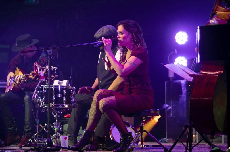 Beth Hart begeisterte ihre Fans im legendären Pariser Olympia mit ihrer menschlichen und künstlerischen Freigiebigkeit, die auch die Fernsehzuschauer nicht kaltlassen wird. – Bild: Véronique Fel / © VĂ©ronique Fel Beth Hart begeisterte ihre Fans im legendären Pariser Olympia mit ihrer menschlichen und künstlerischen Freigiebigkeit, die auch die Fernsehzuschauer nicht kaltlassen wird. – Bild: Véronique Fel / © VĂ©ronique Fel