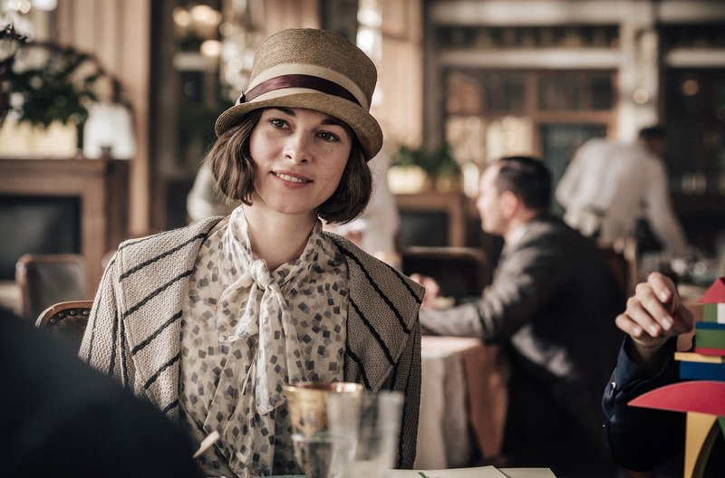 Anni (Marie Hacke) hilft Lotte beim Verkauf ihres kleinen Schiffbauspiels an einen Spielzeughersteller. – Bild: MDR/UFA Fiction/Stanislav Honzik Anni (Marie Hacke) hilft Lotte beim Verkauf ihres kleinen Schiffbauspiels an einen Spielzeughersteller. – Bild: MDR/UFA Fiction/Stanislav Honzik
