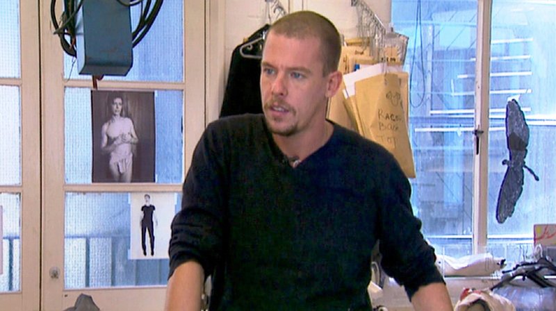 Alexander McQueen bei seiner letzten Modenschau am 6. Oktober 2009 in Paris (Fashion Week Spring/​Summer 2010 im Palais Omnisports in Bercy) – Bild: /​ Alexander McQueen galt als Bad Boy der Mode, er schockte um des Schockens willen.