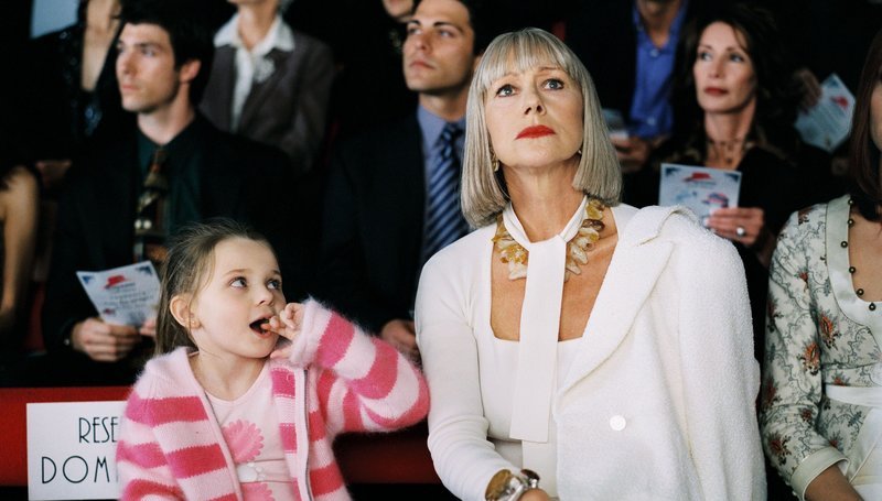 Fashion and motherhood don?t mix as Dominique (Helen Mirren, right) isn?t quite sure what to do with Helen?s niece, Sarah (Abigail Breslin, left) at a fashion show. Raising Helen Helen Mirren, Abigail Breslin – Bild: ATV