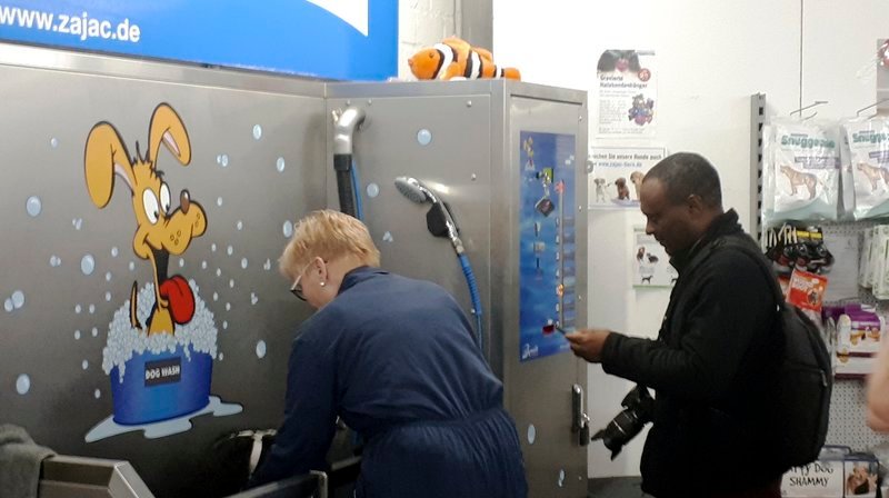 Hundewaschanlage im größten Tiergeschäft Deutschlands. – Bild: NDR/​Karin Rowold