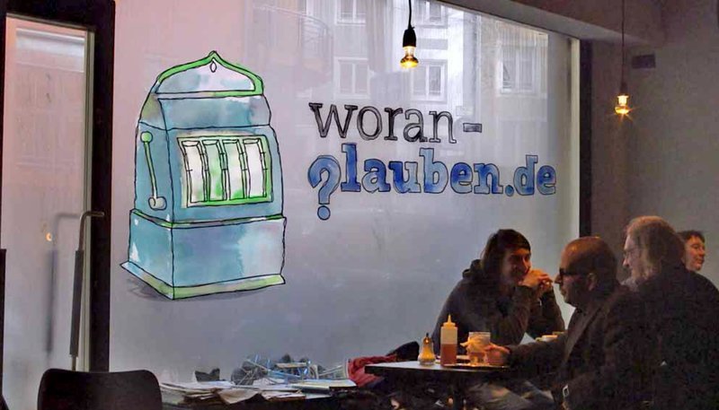 Bayerisches Fernsehen WORAN GLAUBEN?, am Samstag (01.11.14) um 19:00 Uhr.
Woran kann man heute noch glauben? – über ein Jahr haben die Blogautorinnen Eva Achinger und Christiane Miethge über diese Frage auf dem Blog www.woranglauben.de mit ihren Lesern diskutiert. Ihr Ergebnis: Die Menschen glauben auch heute noch – nur immer mehr auch ohne Gott. Die Leser des Blogs „Woranglauben.de“ wurden eingeladen, eine Doku im Bayerischen Fernsehen mitzugestalten. Weiteres Bildmaterial finden Sie unter www.br-foto.de. – Bild: BR Bayerisches Fernsehen WORAN GLAUBEN?, am Samstag (01.11.14) um 19:00 Uhr.
Woran kann man heute noch glauben? – über ein Jahr haben die Blogautorinnen Eva Achinger und Christiane Miethge über diese Frage auf dem Blog www.woranglauben.de mit ihren Lesern diskutiert. Ihr Ergebnis: Die Menschen glauben auch heute noch – nur immer mehr auch ohne Gott. Die Leser des Blogs „Woranglauben.de“ wurden eingeladen, eine Doku im Bayerischen Fernsehen mitzugestalten. Weiteres Bildmaterial finden Sie unter www.br-foto.de. – Bild: BR