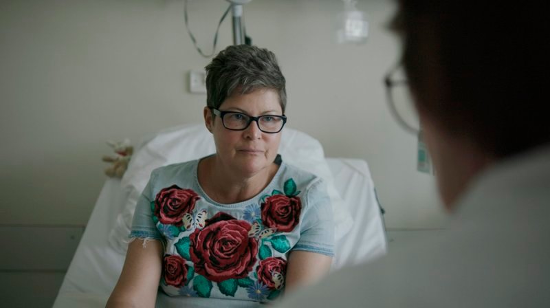 Krebspatientin Margit Schöppler hat eine Patientenbetreuerin, die bei allen Terminen dabei ist. – Bild: WDR