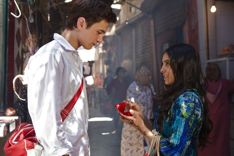 Ben (Samuel Schneider) will nicht, dass Karima (Hafsia Herzi) geht und schenkt ihr eine Kette, die er seinem Vater gestohlen hat. – Bild: WDR / © Studiocanal Ben (Samuel Schneider) will nicht, dass Karima (Hafsia Herzi) geht und schenkt ihr eine Kette, die er seinem Vater gestohlen hat. – Bild: WDR / © Studiocanal