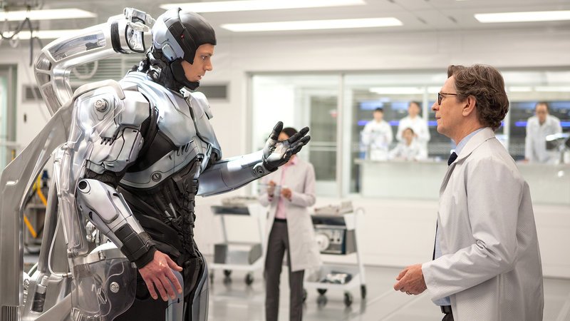 Dr. Robert Norton (Gary Oldman, re.) mit dem Robocop (Joel Kinnaman) – Bild: RTL Zwei