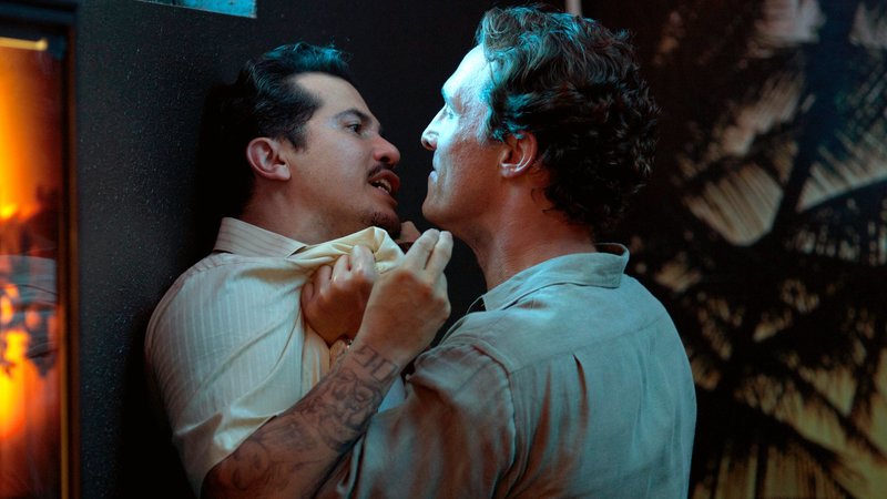 Haller (Matthew McConaughey, re.) nimmt Val Valenzuela (John Leguizamo) in die Mangel - was weiß er?Haller (Matthew McConaughey, re.) nimmt Val Valenzuela (John Leguizamo) in die Mangel - was weiü er? – Bild: RTL II Haller (Matthew McConaughey, re.) nimmt Val Valenzuela (John Leguizamo) in die Mangel - was weiß er?Haller (Matthew McConaughey, re.) nimmt Val Valenzuela (John Leguizamo) in die Mangel - was weiü er? – Bild: RTL II