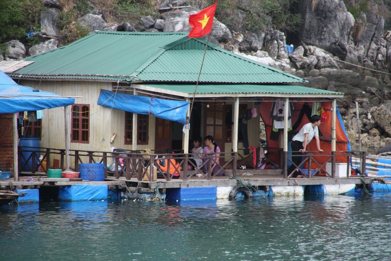 Fischerfamilien leben auf schwimmenden Dörfern in Vietnams Halong-Bucht. – Bild: ZDF und Petra Schulz