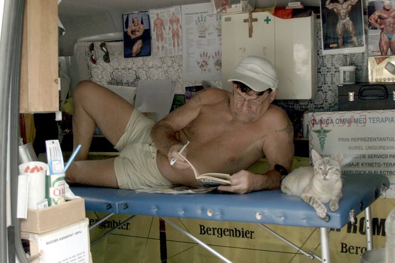 Relu in seinem fahrenden Massagesalon bei der Lektüre – Bild: ZDF /​ © ZDF/​Marius Iacob