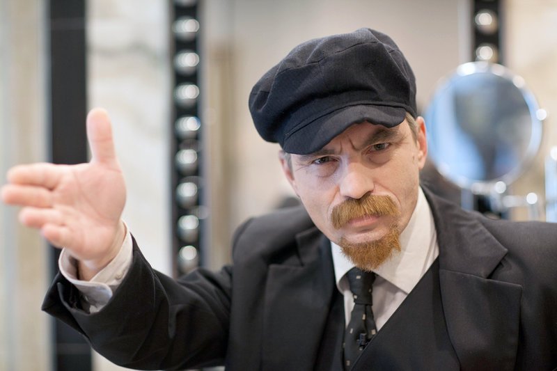 Viktor Popow arbeitet als Lenin-Doppelgänger. – Bild: MDR / © Sven Jaax Viktor Popow arbeitet als Lenin-Doppelgänger. – Bild: MDR / © Sven Jaax