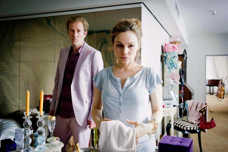 Alexander (Peter Lohmeyer) versucht seine Exfrau (Catrin Striebeck) zurückzuerobern. Maria (Mina Tander) sorgt sich um Alexanders Gesundheit, aber auch sie ist bald am Ende ihrer Kräfte. – Bild: NDR / © NDR/Wüstefilm Alexander (Peter Lohmeyer) versucht seine Exfrau (Catrin Striebeck) zurückzuerobern. Maria (Mina Tander) sorgt sich um Alexanders Gesundheit, aber auch sie ist bald am Ende ihrer Kräfte. – Bild: NDR / © NDR/Wüstefilm