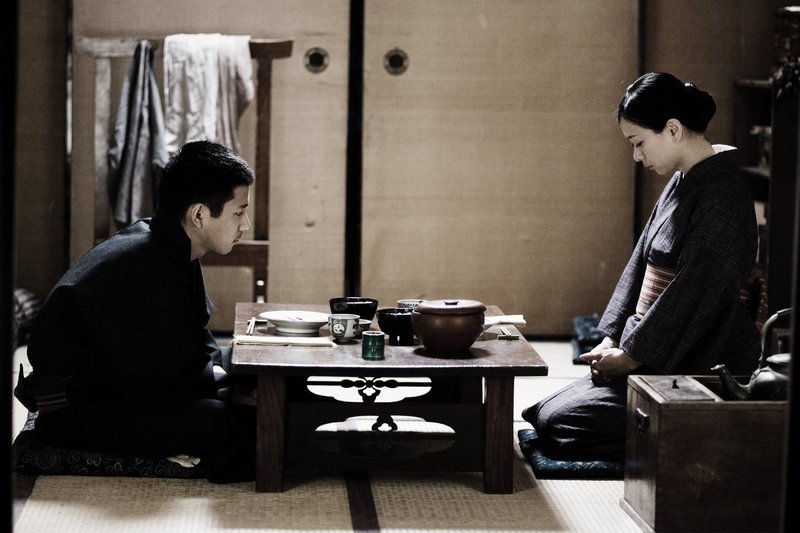 Saigo (Kazunari Ninomiya, l.) erinnert sich an die Zeit, als er noch zuhause bei seiner Frau Hanako (Nae, r.), die ein Baby erwartet, sein konnte… – Bild: Warner Bros. Lizenzbild frei