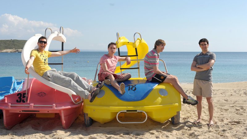 Neil (Blake Harrison, li.), Simon (Joe Thomas, 2.v.li.), Will (Simon Bird, 2.v.re.), Jay (James Buckley, 2.v.re.) und Will (Simon Bird, re.) wollen auf der griechischen Insel Kreta die Sau rauslassen.. – Bild: RTL II Neil (Blake Harrison, li.), Simon (Joe Thomas, 2.v.li.), Will (Simon Bird, 2.v.re.), Jay (James Buckley, 2.v.re.) und Will (Simon Bird, re.) wollen auf der griechischen Insel Kreta die Sau rauslassen.. – Bild: RTL II