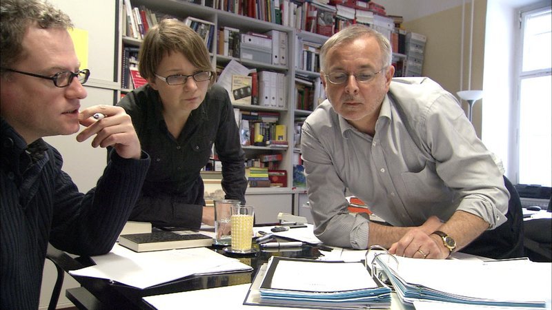 Historiker bei der Arbeit. v.l.n.r. Dr. Fritz Trümpi, Mag.a Bernadette Mayrhofer, DDr. Oliver Rathkolb. – Bild: ORF Historiker bei der Arbeit. v.l.n.r. Dr. Fritz Trümpi, Mag.a Bernadette Mayrhofer, DDr. Oliver Rathkolb. – Bild: ORF