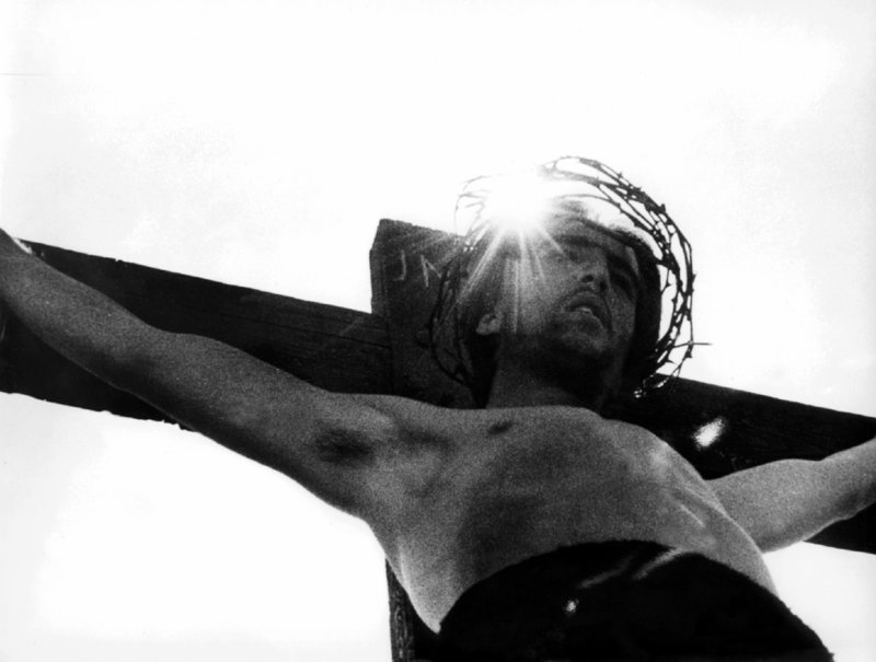 Unter den Schmerzen der Kreuzigung bittet Christus (Enrique Irazoqui) um Vergebung für die Sünden der Menschen. – Bild: ZDF und Angelo Novi