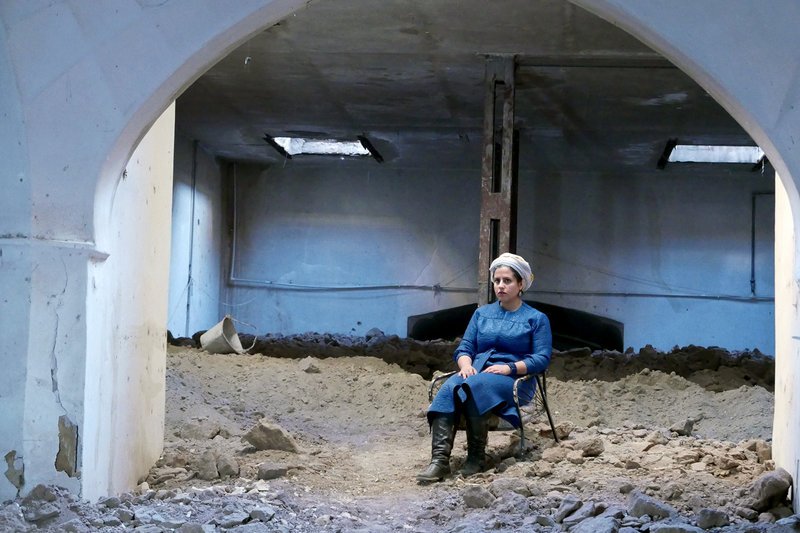 Fotoshooting von Tahmineh Monzavi in einem zerstörten Kadscharenpalast in Teheran – Bild: Tahmineh Monzavi Fotoshooting von Tahmineh Monzavi in einem zerstörten Kadscharenpalast in Teheran – Bild: Tahmineh Monzavi