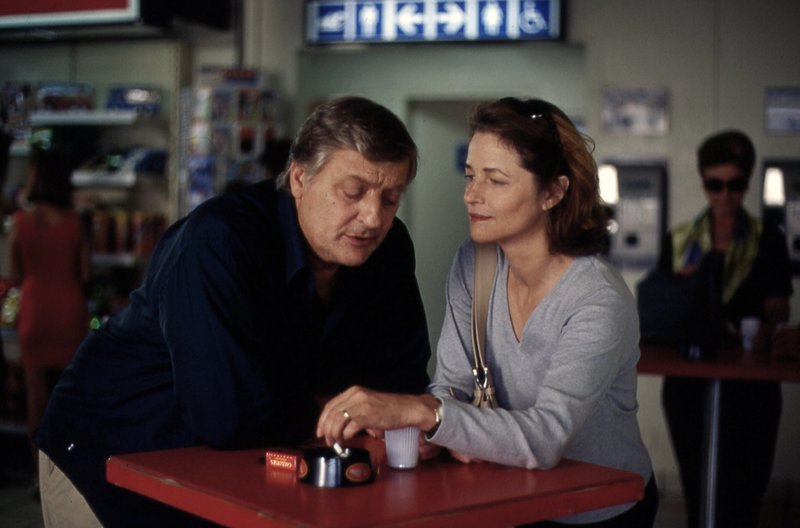 Unter dem Sand – Bild: Jean-Claude Moireau /​ Seit mehr als 25 Jahren sind Jean (Bruno Cremer) und Marie (Charlotte Rampling) glücklich verheiratet.