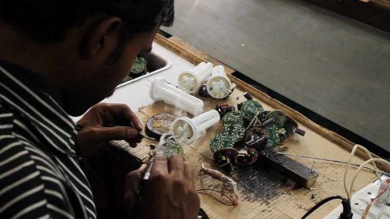 Lampenfabrik in Indien. – Bild: ORF