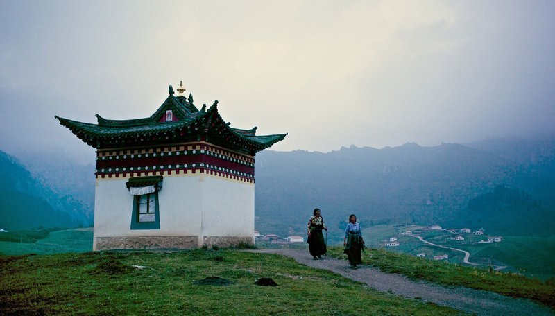Wer an Tibet denkt, der denkt an schöne Landschaften – und an betende Mönche und prügelnde Polizisten, an einen Konflikt zwischen brutalen Chinesen und friedliebenden Tibetern. Doch dieser Film zeigt, dass es in der jüngeren Geschichte Tibets nie um einen Streit der Kulturen oder nur um eine ideologische Auseinandersetzung zwischen Kommunismus und Buddhismus ging. Seit der Eroberung Tibets durch die chinesische Volksbefreiungsarmee im Oktober 1950 geht es in Tibet um handfeste politische, ökonomische und strategische Interessen der Machthaber in Peking. Doch davon erfuhr die Weltöffentlichkeit bislang kaum etwas. – Bild: WDR/​Längengrad Filmproduktion