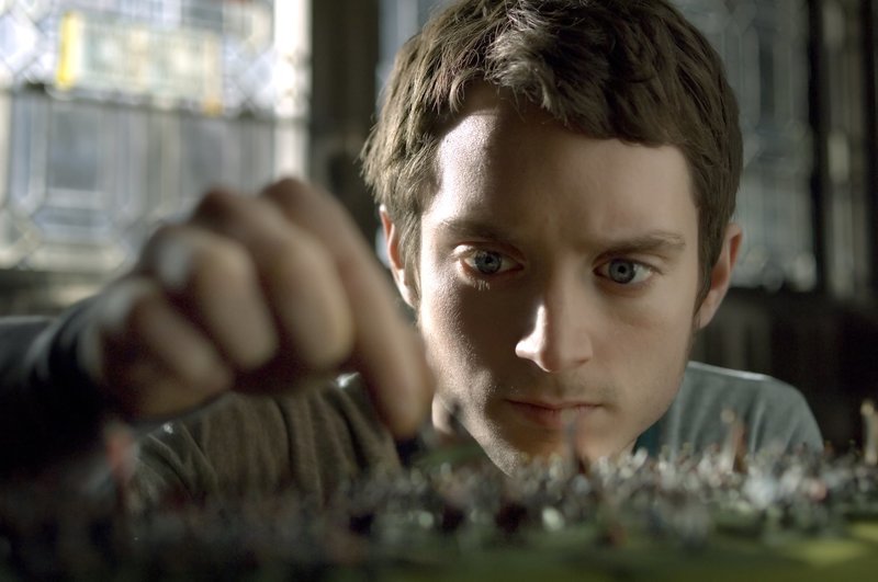 Martin (Elijah Wood) – Bild: Koch Media GmbH / Nicola Dove Lizenzbild frei Martin (Elijah Wood) – Bild: Koch Media GmbH / Nicola Dove Lizenzbild frei