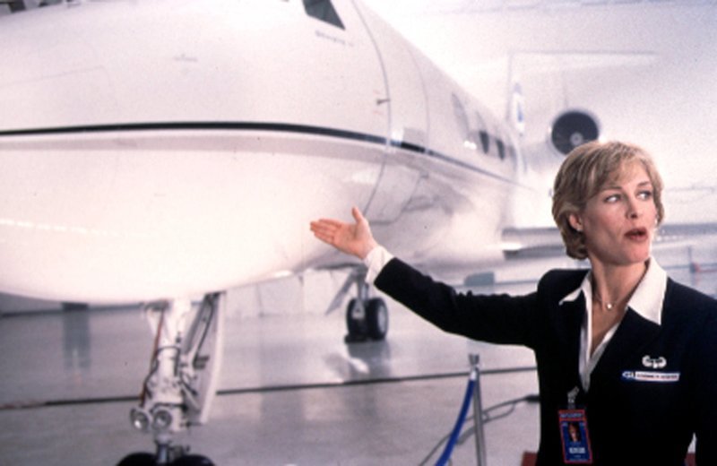 Pilotin Reece (Rachel Hayward) stellt dem Publikum das neueste Wunderwerk der Technik vor: Ein automatisch gesteuertes Passagierflugzeug. – Bild: Tele 5