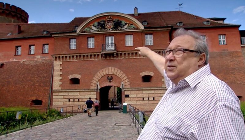 Der Filmkritiker Knut Elstermann begibt sich an die Berliner Drehorte von legendären und auch weniger bekannten DEFA-Filmen. Dort trifft er Stars wie Winfried Glatzeder, Annekathrin Bürger oder Jaecki Schwarz, Regisseure wie Peter Kahane und Winfried Junge. Filmleute berichten von den Dreharbeiten, den besonderen Umständen und ihr ganz persönliches Verhältnis zu den Drehorten. – Jaecki Schwarz vor der Zitadelle Spandau – Bild: rbb