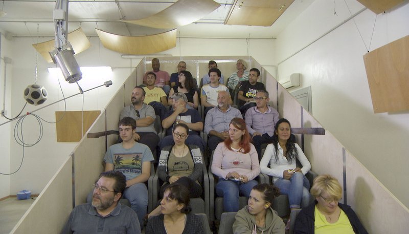 Akustiktest der Stühle in Rimini 2015. – Bild: NDR/​Anette Schmaltz