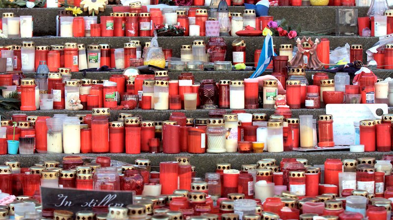 Eine Gedenkstätte mit Kerzen am Ort des Attentats an der Gedächtniskirche. – Bild: rbb/​Andreas Christoph Schmidt