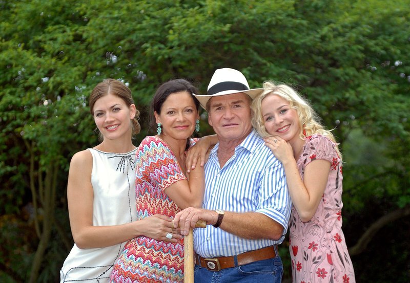 ARD EIN UNVERBESSERLICHER DICKKOPF, Deutschland 2007, Regie Michael Faust, am Freitag (08.07.11) um 20:15 Uhr im Ersten. Balthasar Pelkofer (Fritz Wepper) hat sich in Annette Eggers (Angela Roy, 2.v.li.) verliebt, die Mutter seiner Mieterin Claire Mortensen (Nina Bott, li.), die mit ihrem Mann Guido in seinen Bungalow eingezogen ist. Nun hat Balthasar mehr Zeit für seine Tochter Maxi (Jasmin Schwiers). – Bild: rbb/Degeto/Martin Menke ARD EIN UNVERBESSERLICHER DICKKOPF, Deutschland 2007, Regie Michael Faust, am Freitag (08.07.11) um 20:15 Uhr im Ersten. Balthasar Pelkofer (Fritz Wepper) hat sich in Annette Eggers (Angela Roy, 2.v.li.) verliebt, die Mutter seiner Mieterin Claire Mortensen (Nina Bott, li.), die mit ihrem Mann Guido in seinen Bungalow eingezogen ist. Nun hat Balthasar mehr Zeit für seine Tochter Maxi (Jasmin Schwiers). – Bild: rbb/Degeto/Martin Menke