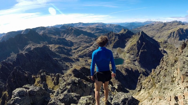 Brice Delsouiller ist Kuhhirt in der atemberaubenden Berglandschaft der Pyrenäen – und Extrembergläufer. – Bild: MedienKontor/​Sandrine Mörch